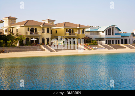 Grand Villas lungo una delle fronde sull'Isola di Palm Jumeirah a Dubai Foto Stock