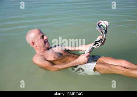 Nuotatore nel Mar Morto Foto Stock