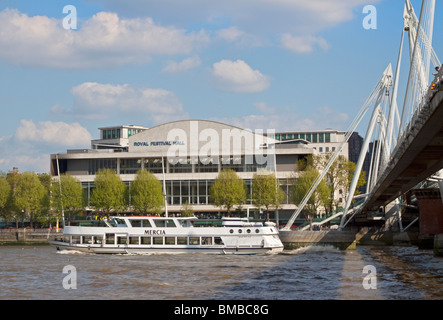 Il Royal Festival Hall e per il Golden Jubilee Bridge, il fiume Tamigi, Londra, Inghilterra Foto Stock