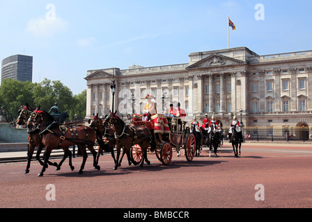 Royal Coach e cavalli lascia Buckingham Palace a Londra Foto Stock