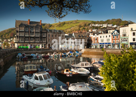 Regno Unito, Inghilterra, Devon, Dartmouth, edifici storici che si affaccia sulla barca galleggiante, Foto Stock