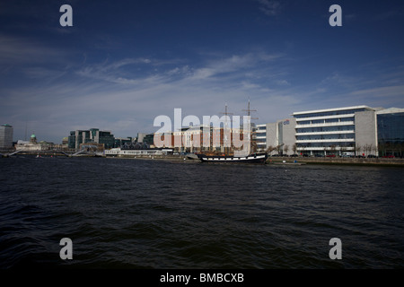 La tall ship "Jeanie Johnston' ormeggiato a Dublin Docklands.Il Jeanie Johnston è una replica di un tre masted barque. Foto Stock