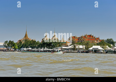 Royal Palace e il Wat Phra Kaeo visto dal fiume Chao Phraya a Bangkok, in Thailandia Foto Stock