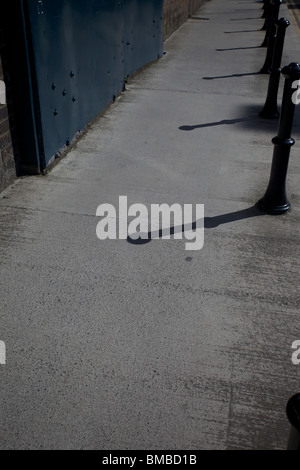 Marciapiede con ombra, Dublin Docklands, Irlanda Foto Stock