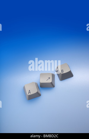 A B e tasti freccia computer su backgroundcompuetr graduato blu Foto Stock