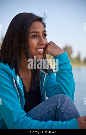 Multi multi etnica della diversità razziale razziale multiculturale multi culturale 16 anno vecchia ragazza.riflessivo sognando il profilo di seduta vista laterale MR Foto Stock