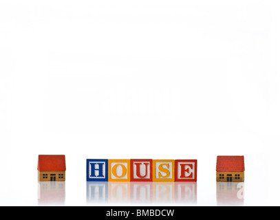 Colorata per bambini ortografia blocchi di casa con due case giocattolo Foto Stock