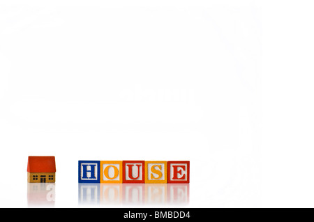 Colorata per bambini ortografia blocchi di casa con un giocattolo home Foto Stock