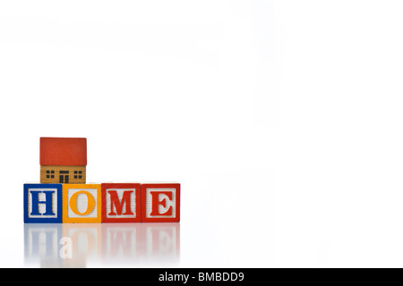 Colorata per bambini ortografia blocchi home con una casa Foto Stock