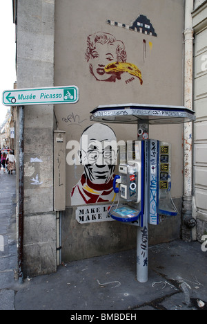 Graffiti in un angolo del quartiere Marais di Parigi, Francia. Foto Stock