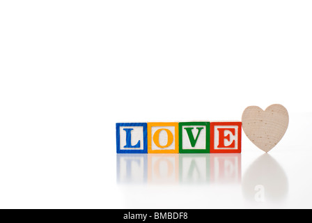 Colorata per bambini ortografia blocchi di amore con un cuore Foto Stock