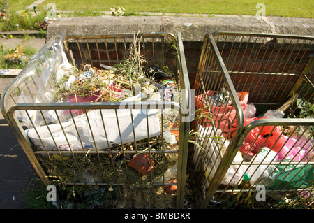 Cestini della spazzatura nel cimitero Foto Stock