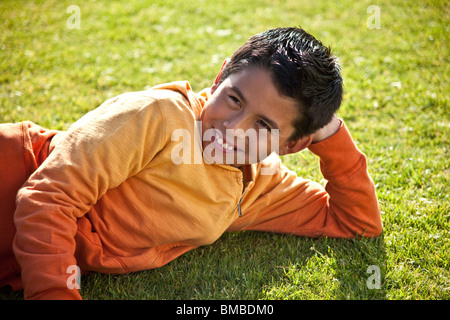 10-12 anni Americano ispanico boy fuori contemplando la vita. Signor © Myrleen Pearson Foto Stock