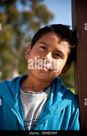 Multi etnica della diversità razziale razziale multiculturale 10-12 anno vecchio ragazzo fuori contemplando la vita premuroso pensiero sognare © Myrleen Pearson Foto Stock