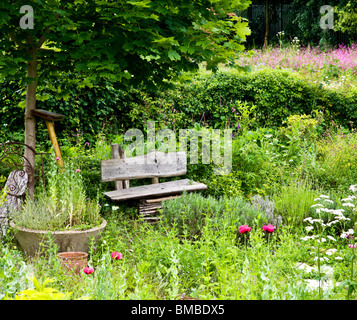 Un affascinante,angolo rustico del Giardino Cottage in i ramoscelli di giardini in Swindon, Wiltshire, Inghilterra, Regno Unito Foto Stock