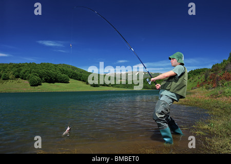 Fisherman pesca sul lago Mavrovo, Macedonia Foto Stock