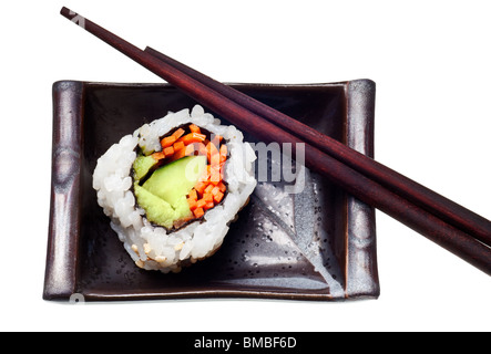 Sushi vegetariano California roll con riso e alghe marine isolati su sfondo bianco Foto Stock