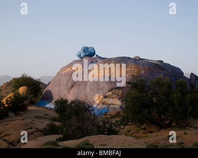 Dipinto di blu rocce vicino Tafraoute nella valle dell'Anti-Atlas montagne Foto Stock