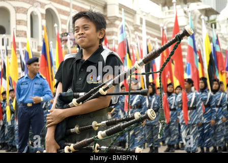 Giovani baqpiper durante le prove del Giorno di Indipendenza parade presso piazza Merdeka, Kuala Lumpur, Malesia Foto Stock