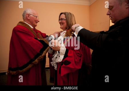 Vestire il nuovo sindaco prima della cerimonia di investitura, Aberystwyth Consiglio Comunale, Ceredigion, Wales UK Foto Stock