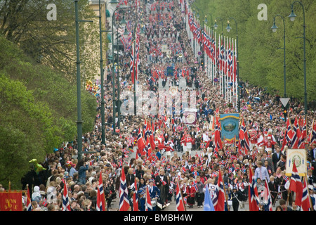 Norvegia Oslo 17Maggio parade arriva fino a Karl Johan street Foto Stock