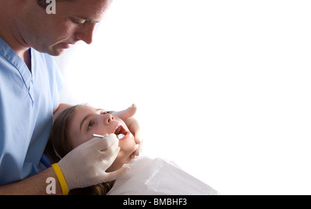 Odontoiatria con paziente in poltrona del dentista con un lavoro dentario essendo effettuata. Foto Stock