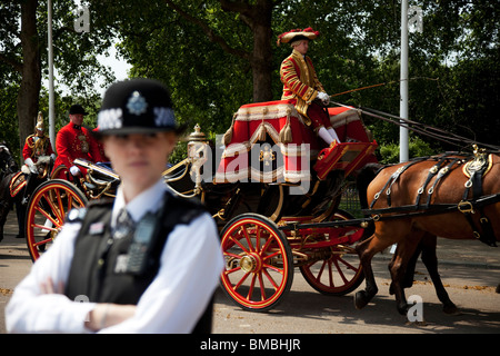 WPC sul dazio. Corteo reale per la apertura della condizione del Parlamento di Londra. Foto Stock