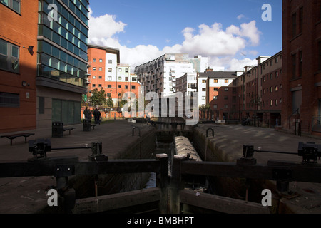 Barge, passando attraverso la serratura 89, Rochdale Canal, Manchester, Regno Unito Foto Stock