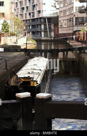 Barge, passando attraverso la serratura 89, Rochdale Canal, Manchester, Regno Unito Foto Stock