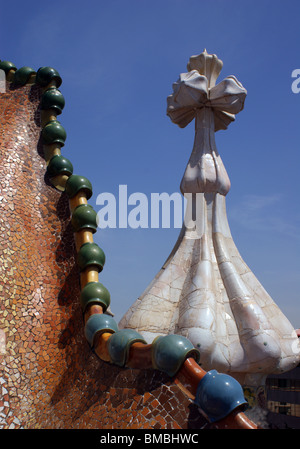 ANTONI GAUDI DECORAZIONE CAMINO TETTO BARCELLONA SPAGNA EUROPA Foto Stock