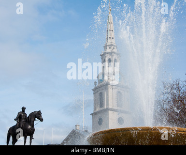 Trafalgar square fontana con Martin nel campo visibile in background. Londra. Foto Stock