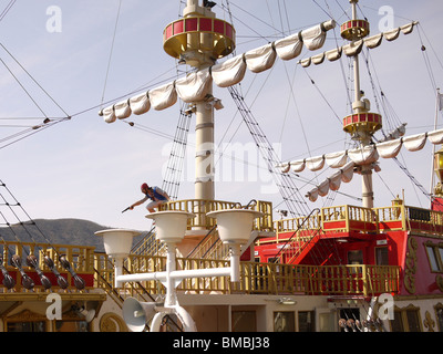 Giappone, Hakone, galeone pirata o nave sul Lago Ashi con il Monte Fuji all'orizzonte. Foto Stock