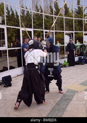 Due uomini in un contatto di Aikido competizione sportiva Foto Stock