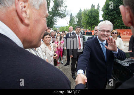 Il presidente croato Ivo Josipovic, stringono le mani con i cittadini di Kozarac, una cinquantina di km da Banja Luka, durante la sua visita in Bosnia Foto Stock