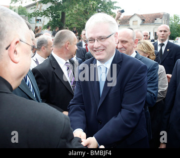 Il presidente croato Ivo Josipovic, stringono le mani con i cittadini di Kozarac, una cinquantina di km da Banja Luka, durante la sua visita in Bosnia Foto Stock