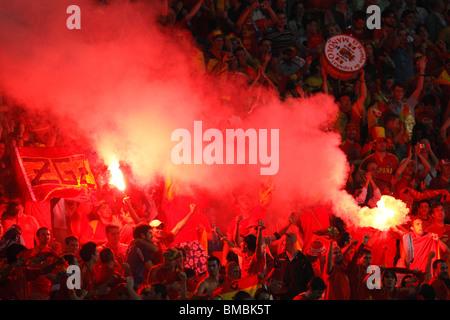 I tifosi spagnoli festeggiano dopo un gol contro la Russia durante una semifinale di UEFA Euro 2008 il 26 giugno 2008 all'Ernst Happel Stadion di Vienna, Austria. Solo per uso editoriale. Uso commerciale vietato. (Fotografia di Jonathan Paul Larsen / Diadem Images) Foto Stock
