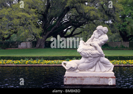 'Samson e il leone", una scultura di marmo da Gleb Derujinsky, parte della collezione di Brookgreen Gardens, Murrells Inlet Foto Stock