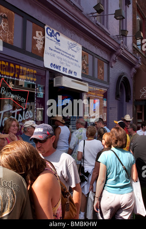 I turisti in corrispondenza del Tootsie Orchid Lounge durante la settimana CMA Foto Stock