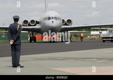 Air Chief Marshal Sir Christopher Moran sorge nella parte anteriore di un VC10 trasporti, appena tornato dalla RAF finale del tour in Iraq. Foto Stock