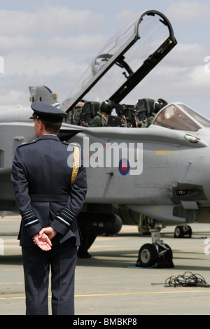 Air Chief Marshal Sir Christopher Moran sta in piedi di fronte ad un Tornado fighter, appena tornato dalla RAF finale del tour in Iraq. Foto Stock