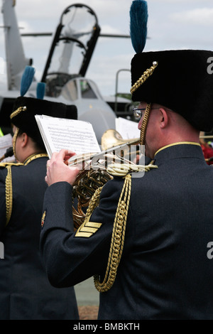 Un RAF band suona come parte di una sfilata di benvenuto 13 Squadron Royal Air Force di tornare nel Regno Unito dopo l'ultimo tour mai dell'Iraq. Foto Stock