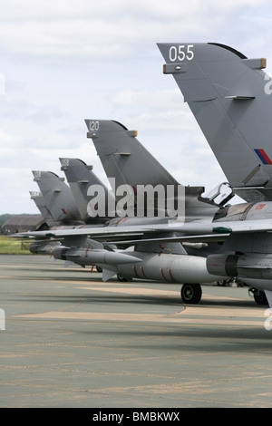 Le code del Panavia Tornado GR4 fighter bombardieri parcheggiato a RAF Marham. Foto Stock