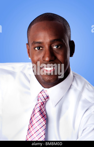 Faccia del bello felice African American business aziendale uomo sorridente, indossa una camicia bianca e rosa con strisce cravatta su un b Foto Stock