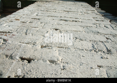 Bianco vecchio muro di mattoni con tracce di gesso Foto Stock