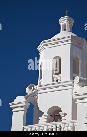 Bianco brillante missione cattolica di San Xavier del Bac vicino a Tucson, Arizona insieme contro il blu intenso del cielo sudoccidentale Foto Stock