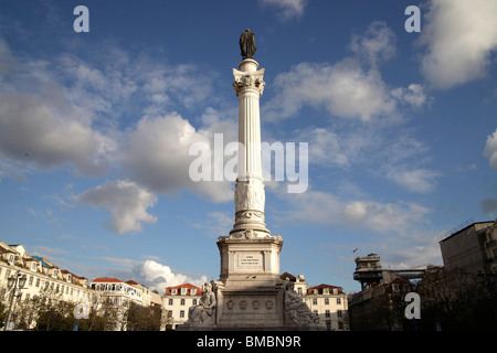 Statua di re Dom Pedro IV sul quadrato Praca de Dom Pedro IV o Rossio a Lisbona, Portogallo, Europa Foto Stock