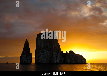 Kicker rock al tramonto nelle isole Galapagos Foto Stock