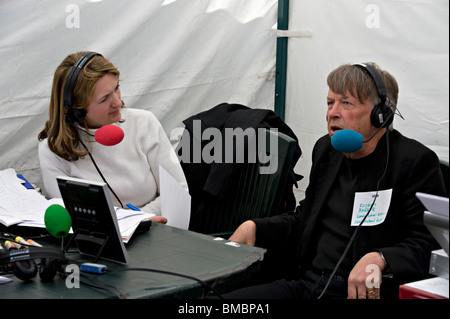 BBC Five Live Presenter (2010) Victoria Derbyshire intervistando LSE Costituzionalista Rodney Barker Foto Stock