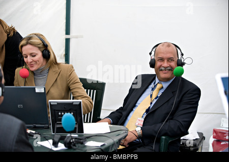 BBC Five Live Presenter (2010) Gabby Logan e John Pienaar, BBC corrispondente politico Foto Stock