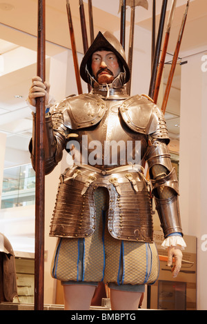 Cavaliere in armatura Italiana, Royal Armouries Museum, Leeds, Yorkshire, Inghilterra, Regno Unito Foto Stock